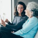 La vie d’aidant auprès de personnes âgées : assistance, rôles et droits