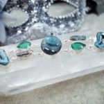 Pierres naturelles et métaux : découvrez leurs vertus lorsque nous les portons